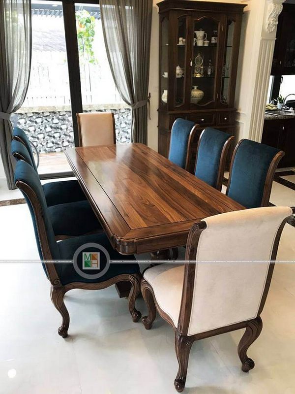 Bàn ghế ăn gỗ óc chó sang trọng này được sản xuất tỉ mỉ với: bàn ăn gỗ óc chó nguyên tấm, ghế ăn gỗ óc chó bọc nỉ màu xanh kết hợp màu sữa. Nếu quý khách yêu thích bộ bàn ghế ăn biệt thự này, vui lòng liên hệ Morehome để được hỗ trợ tư vấn và báo giá.